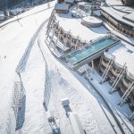 verschneite_parkanlage_mit_skypool_alpin_panorama_hotel_hubertus