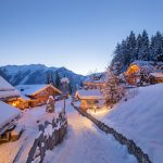 verschneiter_pfad_durch_das_chaletdorf_c_franz_reifmueller_naturdorf_oberkuehnreit