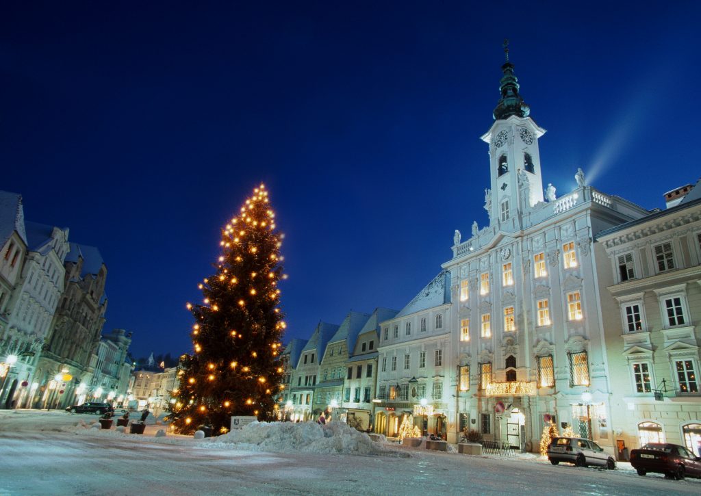 Winterlicher Stadtplatz mit dem Steyrer Rathaus, eines der bedeutendsten Rokoko Denkmäler Österreichs