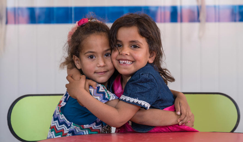 UNICEF zwei Mädchen umarmen sich