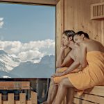 paar_beim_entspannen_im_penthousespa_mit_panoramablick_alpina_zillertal