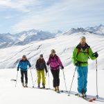 skitour_in_der_gruppe_in_den_verschneiten_bergen_c_tvb_wald_biohotel_castello_koenigsleiten