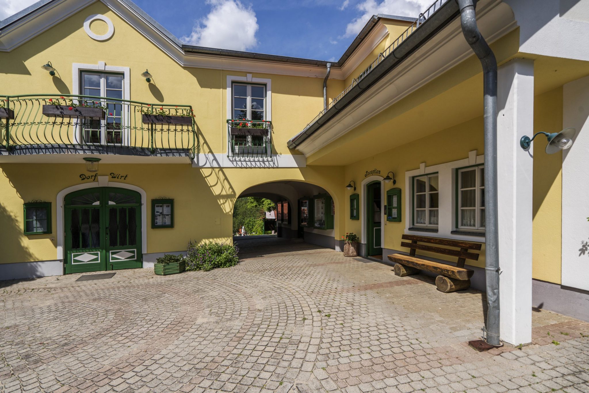 Restaurant-und-Rezeption-Presse-scaled