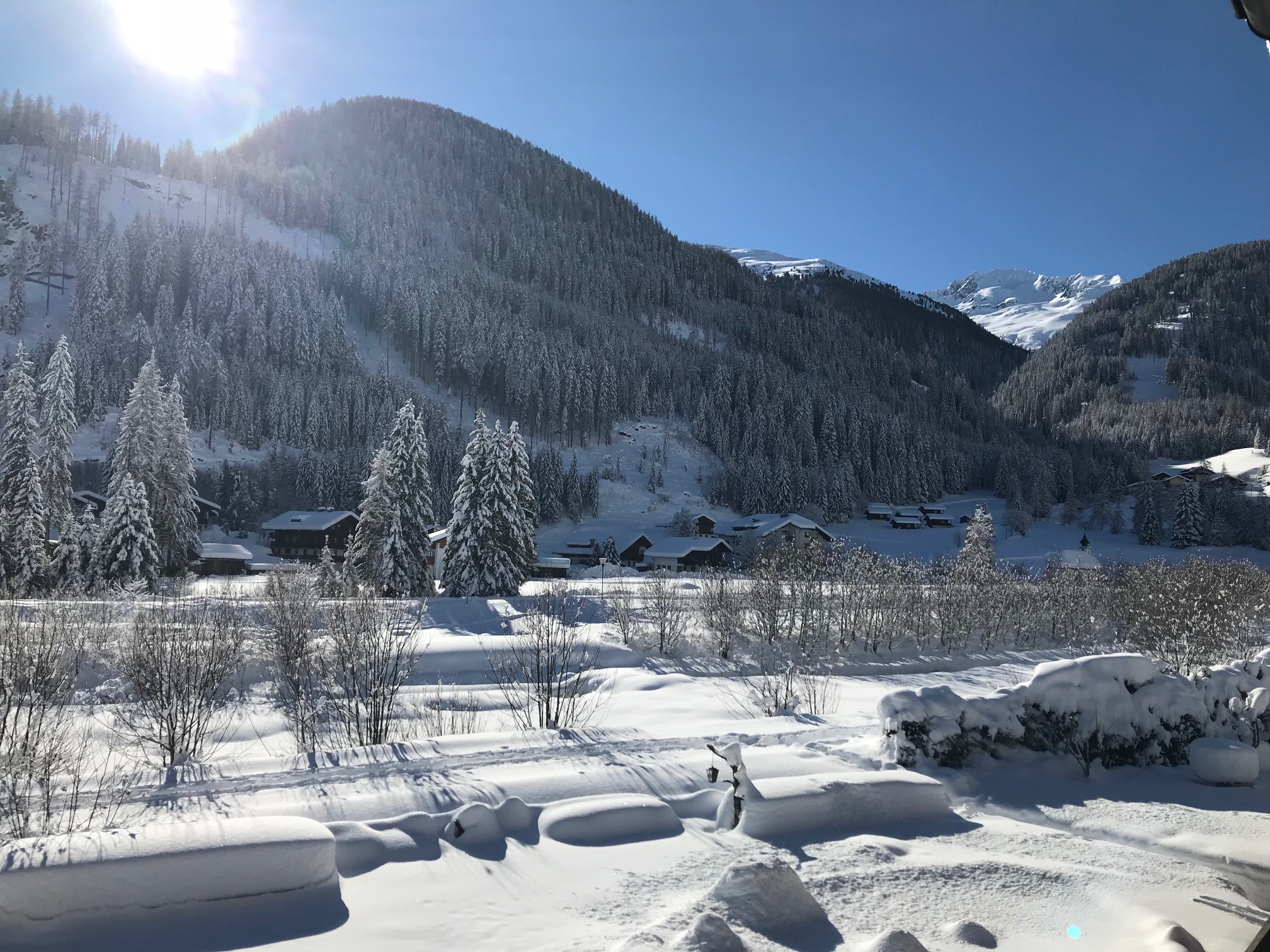 ausblick_vom_zimmer_auf_die_verschneite_berglandschaft_c_belinda_leitner_alpengasthof_zollwirt