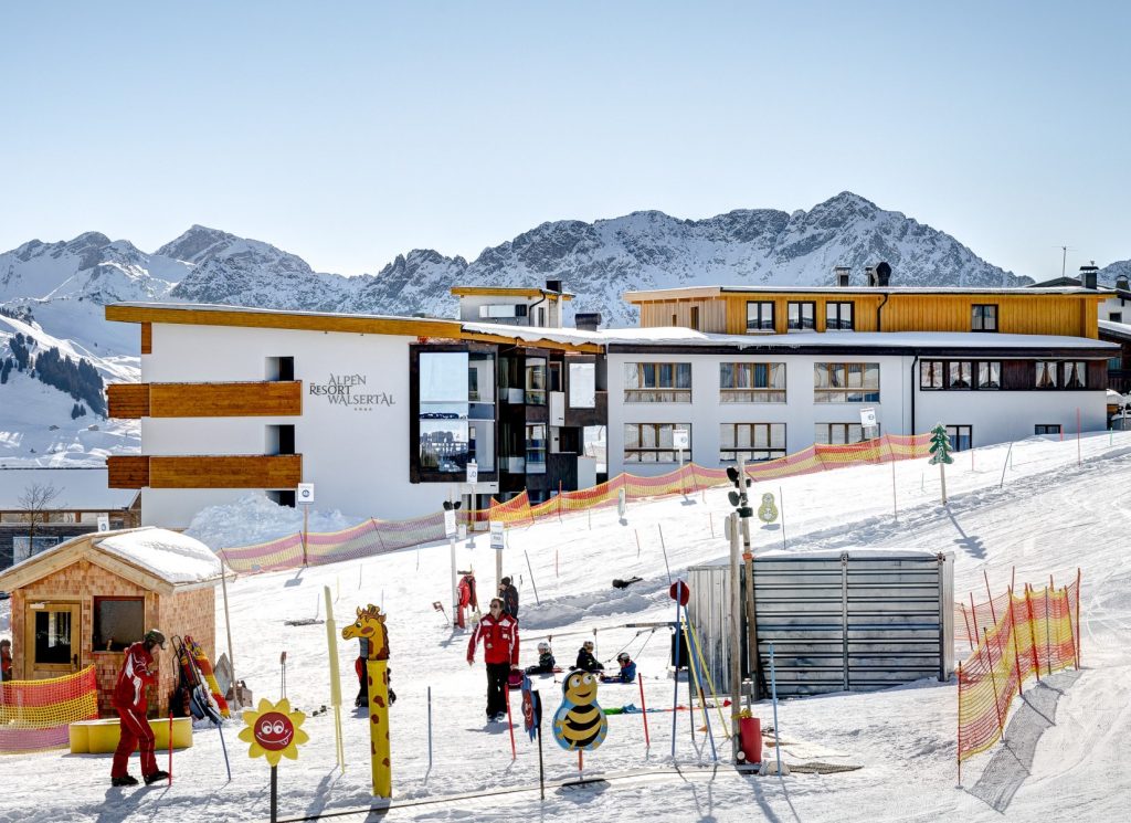 aussenansicht_hotel_mit_skikindergarten_alpenresort_walserta