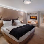 bergfeuer_de_luxe_suite_mit_gemuetlichem_kaminfeuer_wellnessresort_amonti_lunaris