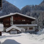 der_zollwirt_eingebettet_in_die_osttiroler_winterlandschaft_c_belinda_leitner_alpengasthof_zollwirt