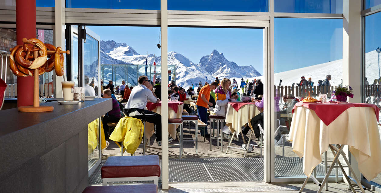 ein_schnapserl_in_der_patteriol_bar_c_arlberger_bergbahnen_ski_arlberg