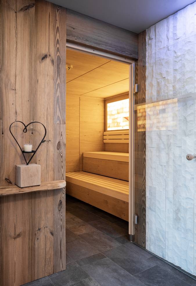 entspannen_in_der_salzsauna_c_daniel_breuer_wanderhotel_gassner