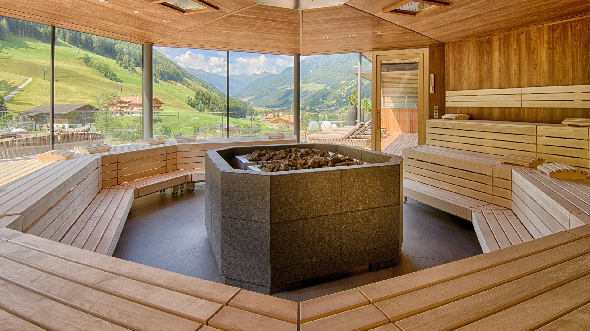 grosszuegiger_saunabereich_c_filippo_galluzzi_wellnessresort_amonti_lunaris