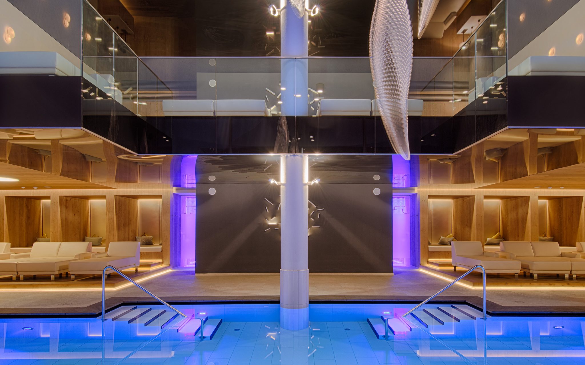 indoorpool_bei_nacht_c_filippo_galluzzi_wellnessresort_amonti_lunaris