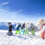 schneeballschlacht_mit_maskottchen_cwildkogel_-_arena_neukirchen_bramberg