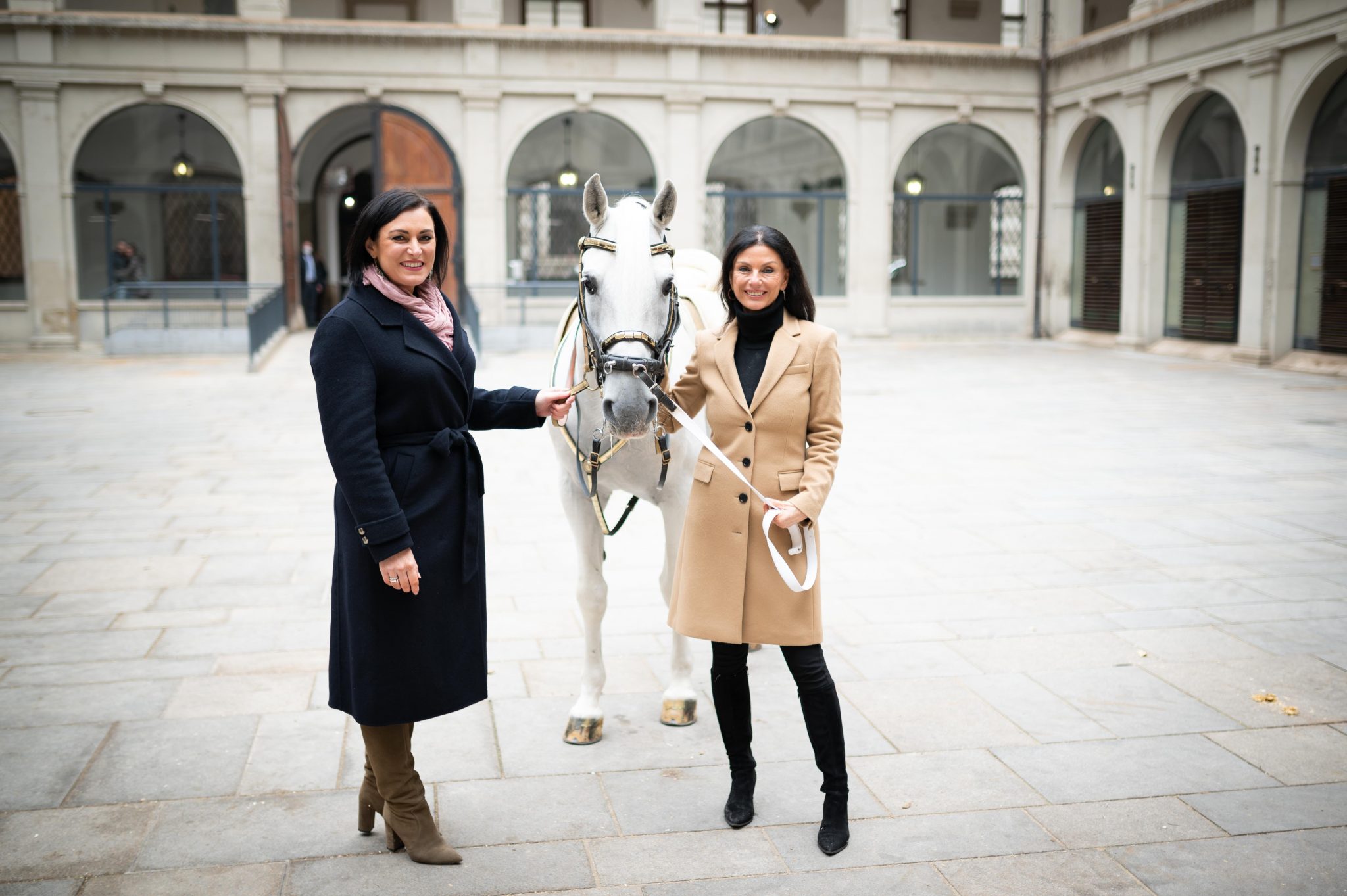 Bundesministerin Köstinger und Sonja Klima in der Stallburg