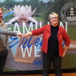 Podersdorfs Bürgermeisterin, Michaela Wohlfart, mit Wolfgang Wild von Almholz beim Besuch auf der Teichalm