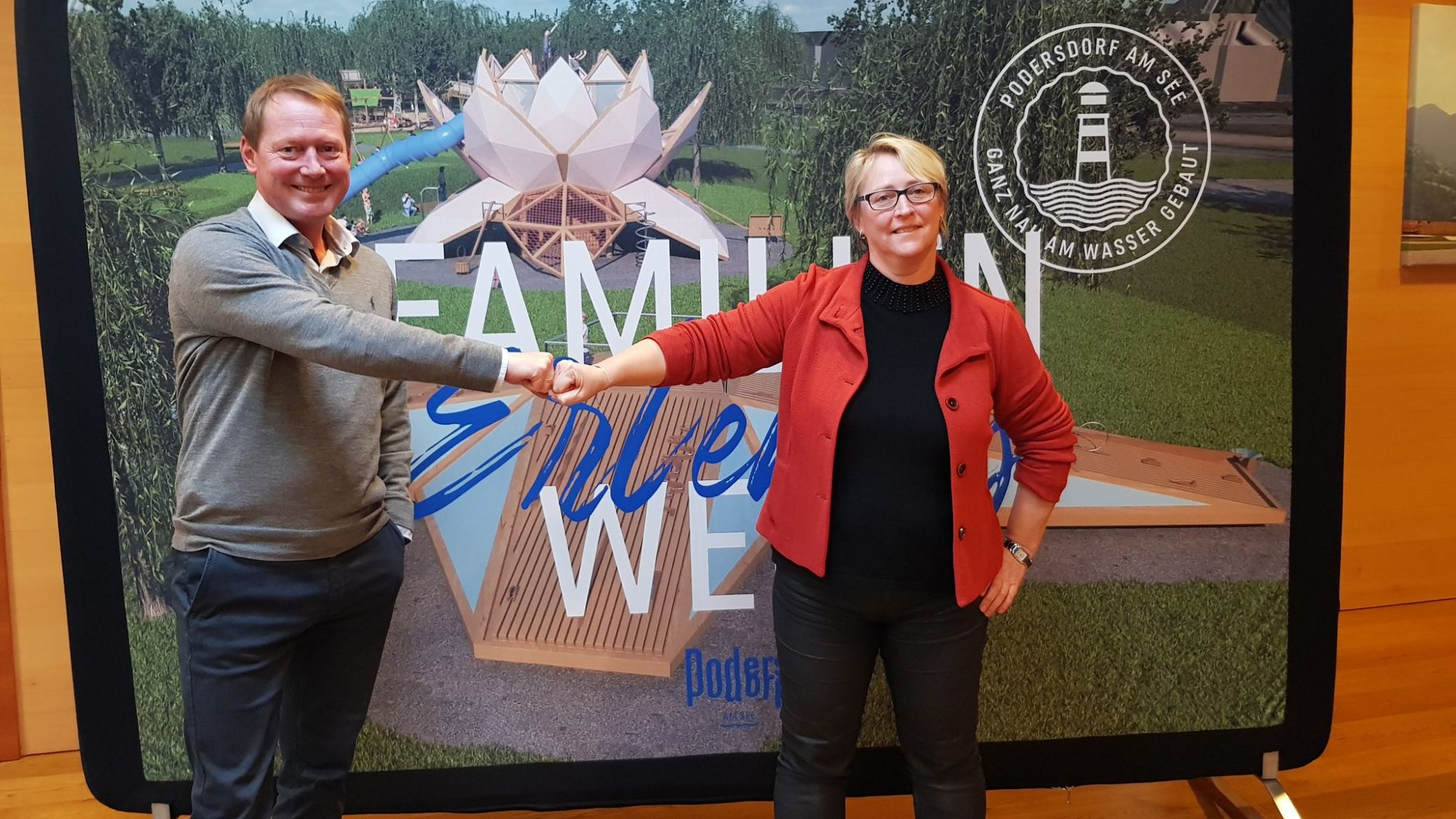 Podersdorfs Bürgermeisterin, Michaela Wohlfart, mit Wolfgang Wild von Almholz beim Besuch auf der Teichalm