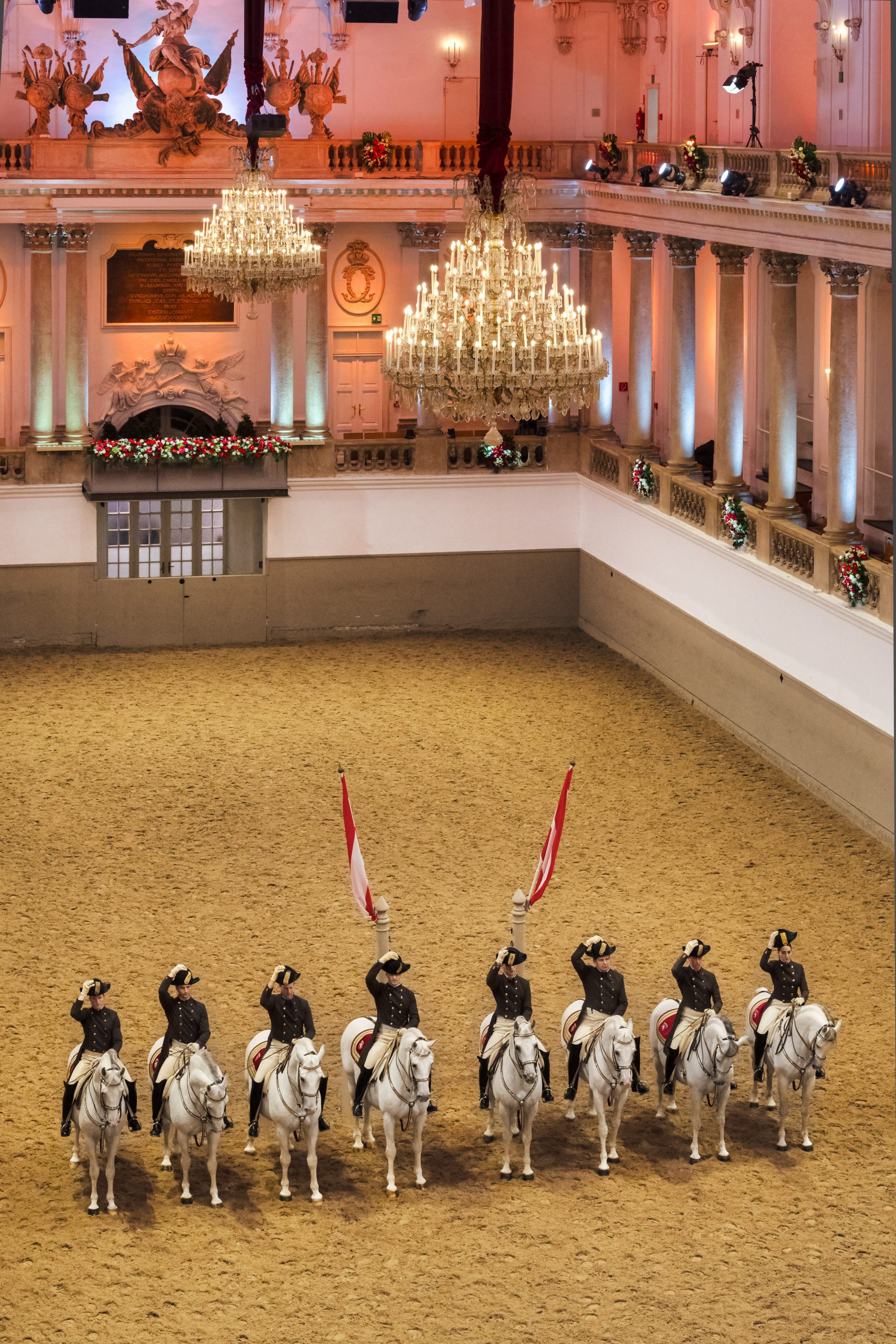 Das Finale der Schulquadrille mit acht Lipizzaner und den Bereiter in der prächtigen, geschmückten Reithalle der Spanischen Hofreitschule