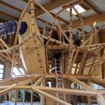 In der Steiermark auf der Teichalm werden von ALMHOLZ riesige Spielgeräte für Podersdorf gebaut - hier die Seerose in Bau!