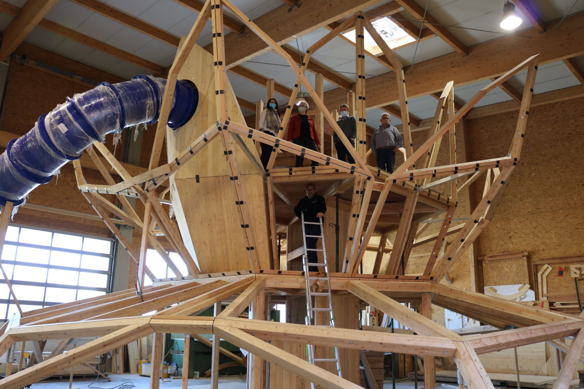 In der Steiermark auf der Teichalm werden von ALMHOLZ riesige Spielgeräte für Podersdorf gebaut - hier die Seerose in Bau!