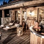 alm-spa_mit_hot_tub_auf_der_terrasse_im_alpen_luxury_lodge_bergdorf_prechtlgut_0