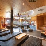 auswahl_an_entspannungsliegen_im_ruheraum_inns_holz_natur-_vitalhotel_und_chaletdorf_boehmerwald