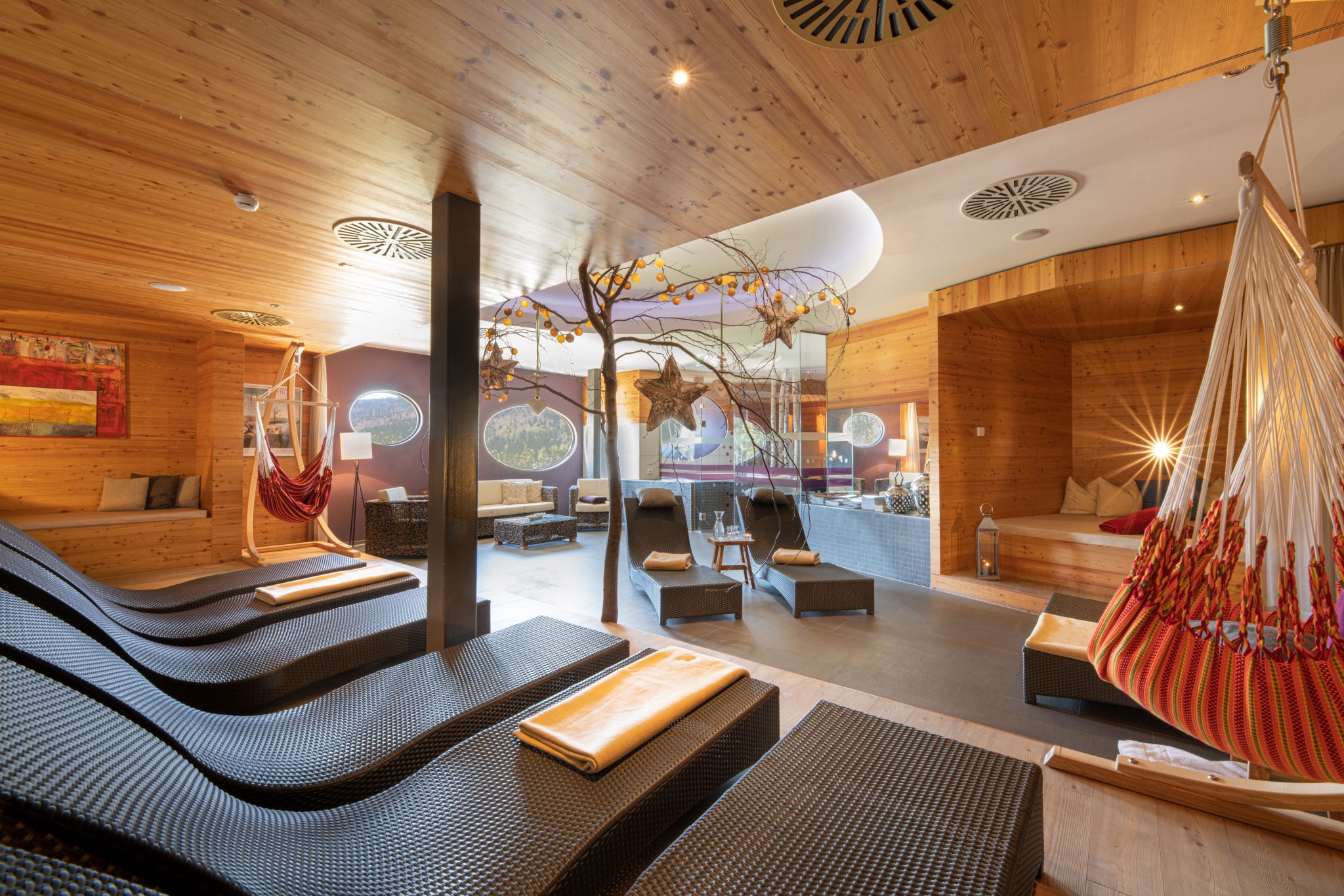 auswahl_an_entspannungsliegen_im_ruheraum_inns_holz_natur-_vitalhotel_und_chaletdorf_boehmerwald