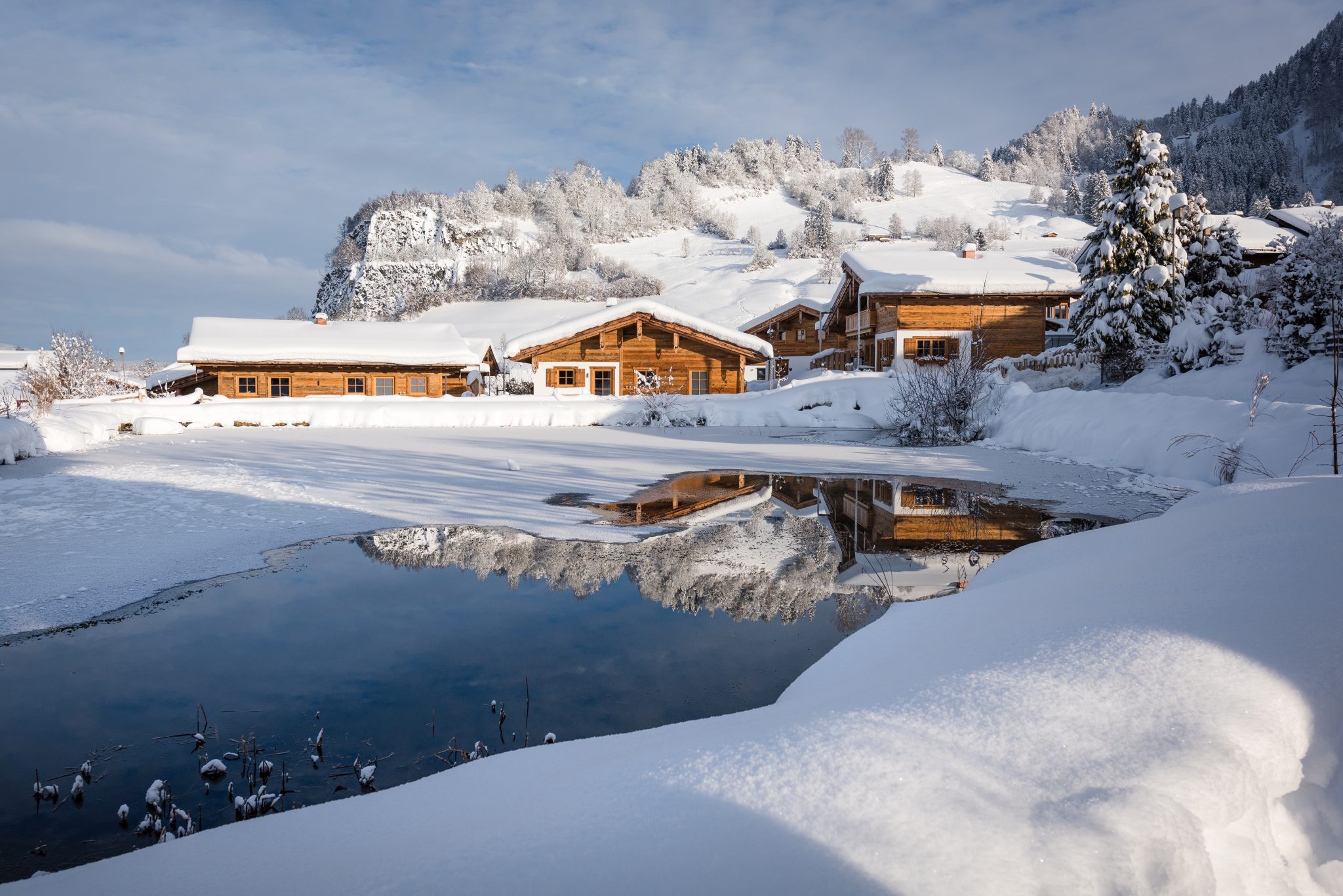 chalet-dorf_im_winter_in_wunderschoener_landschaft_c_www.studiowaelder.com_alpzitt_chalets