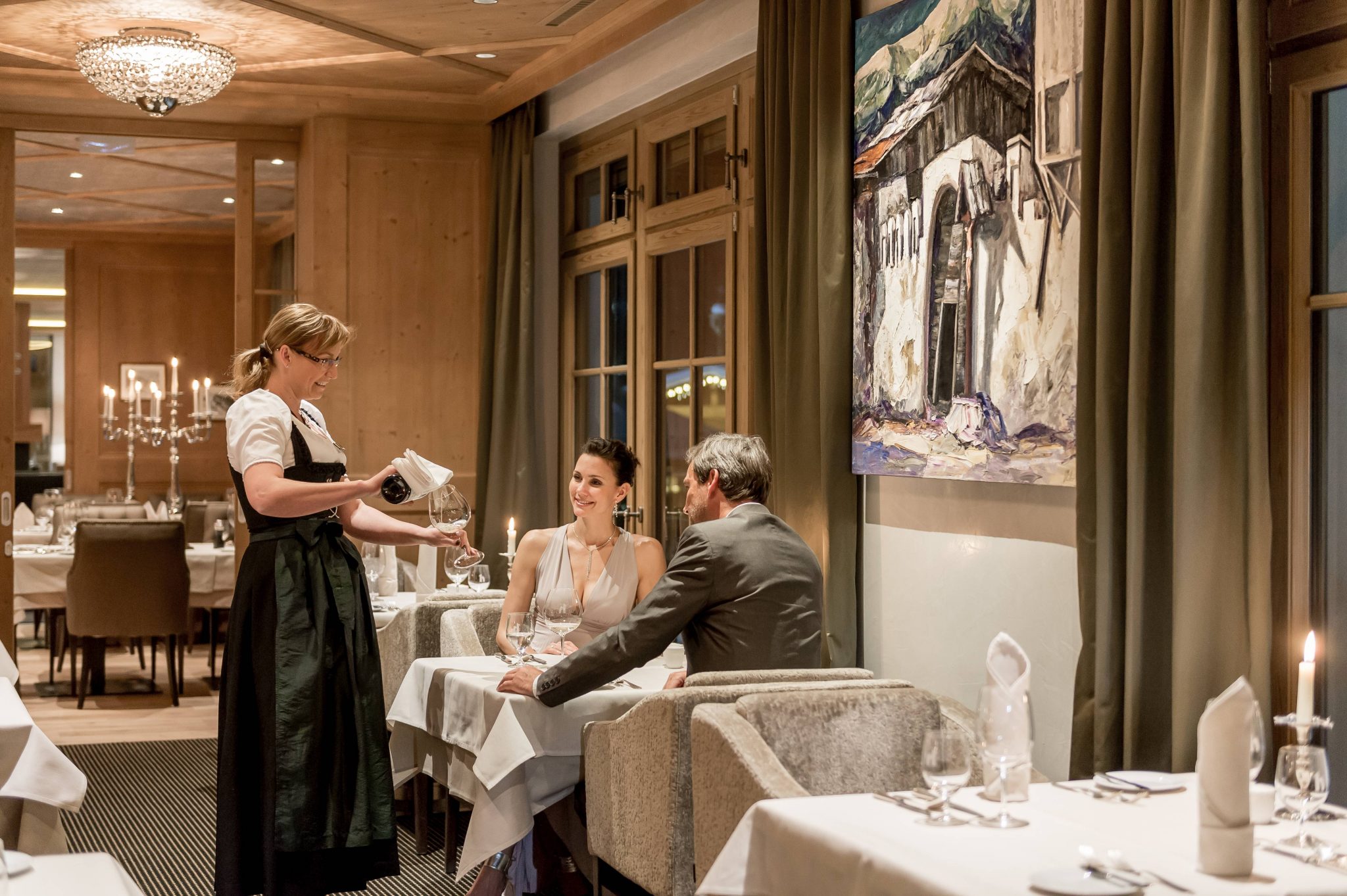 dinner_im_restaurant_hochfirst_c_alexander_maria_lohmann_alpen-wellness_resort_hochfirst