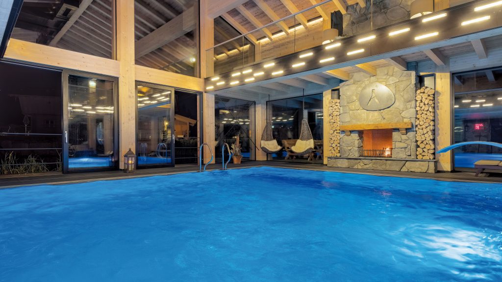 neuer_indoor-pool_samt_panorama-lounge_inns_holz_natur-_vitalhotel_und_chaletdorf_boehmerwald
