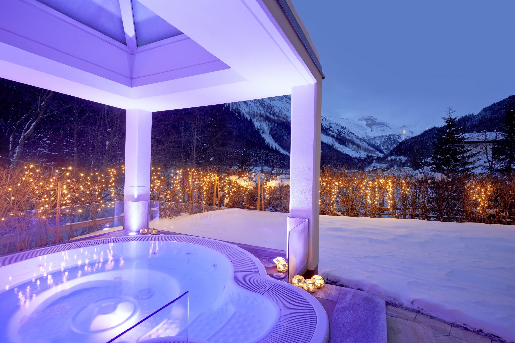 outdoor-sole-whirlpool_mit_blick_auf_die_verschneite_winterlandschaft_c_michael_huber_das_adler_inn_-_tyrol_mountain_resort