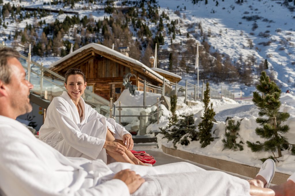 paerchen_relaxt_im_winter_im_spa-aussenbereich_c_alexander_maria_lohmann_alpen-wellness_resort_hochfirst