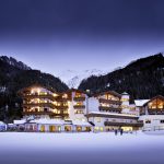 perfekte_lage_in_den_verschneiten_hintertuxer_bergen_c_michael_huber_das_adler_inn_-_tyrol_mountain_resort