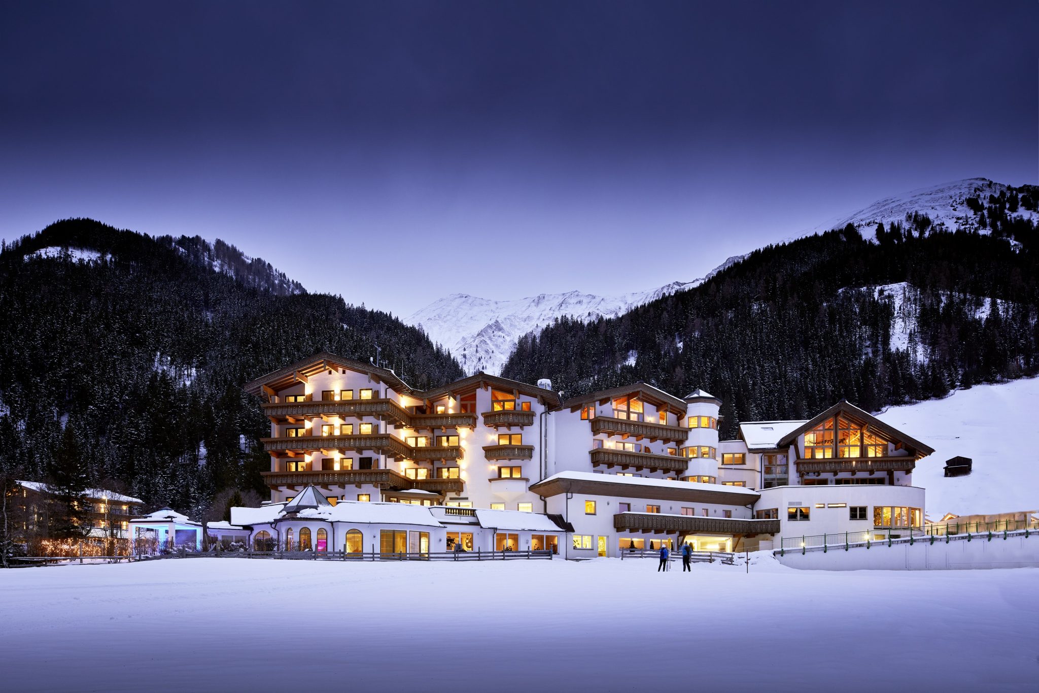 perfekte_lage_in_den_verschneiten_hintertuxer_bergen_c_michael_huber_das_adler_inn_-_tyrol_mountain_resort