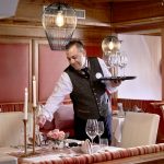 professioneller_service_im_restaurant_c_michael_huber_das_adler_inn_-_tyrol_mountain_resort