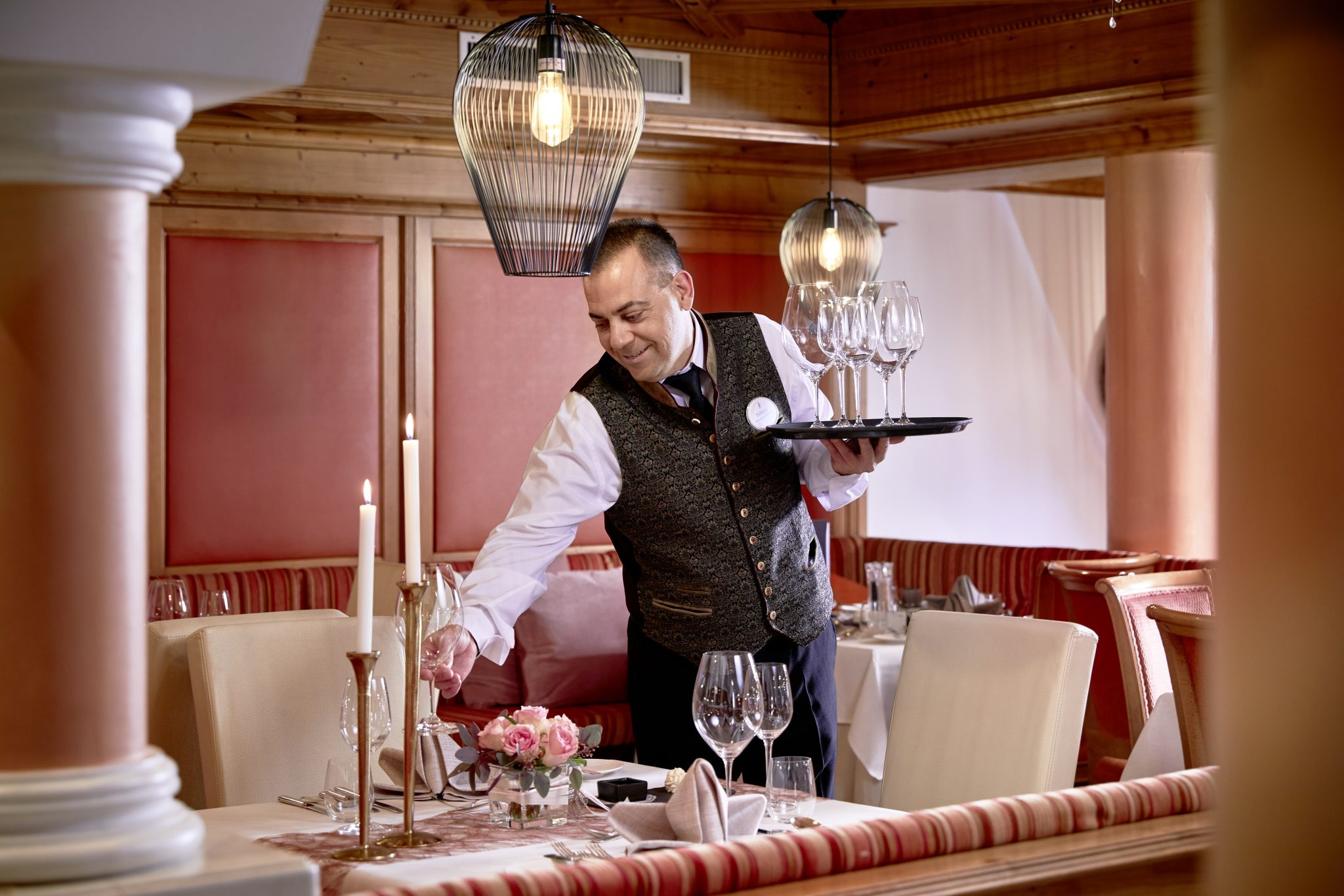 professioneller_service_im_restaurant_c_michael_huber_das_adler_inn_-_tyrol_mountain_resort