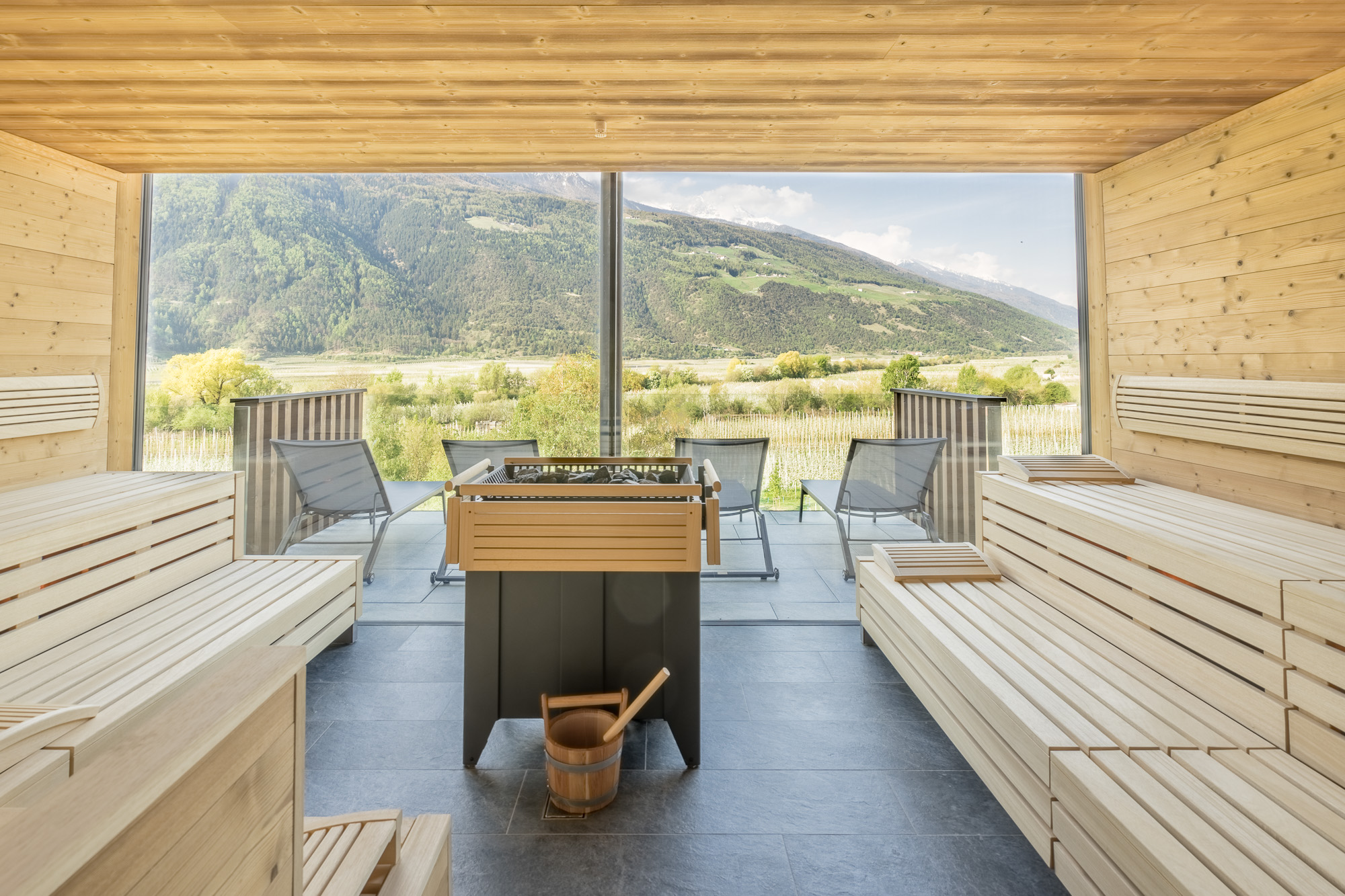 sauna_mit_panoramafenster_im_sommer_wanderhotel_vinschgerhof