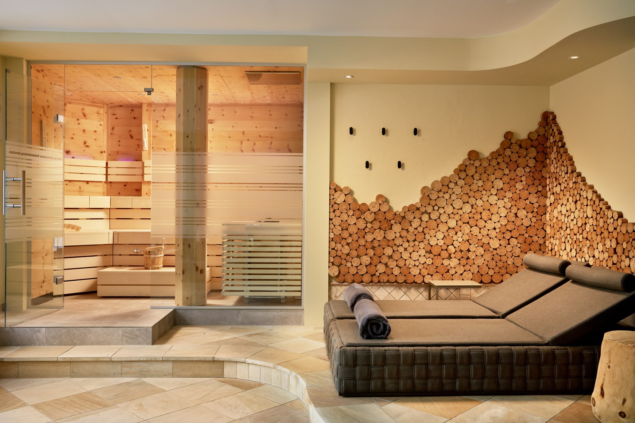 saunawelt_im_2.000_m2_grossem_mountain_spa_c_michael_huber_das_adler_inn_-_tyrol_mountain_resort