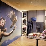 selbstgemachte_blueten-_und_pflanzenoele_und_wellness_equipment_im_hotelshop_c_michael_huber_das_adler_inn_-_tyrol_mountain_resort