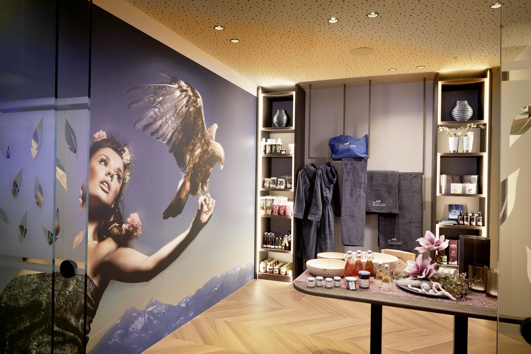 selbstgemachte_blueten-_und_pflanzenoele_und_wellness_equipment_im_hotelshop_c_michael_huber_das_adler_inn_-_tyrol_mountain_resort