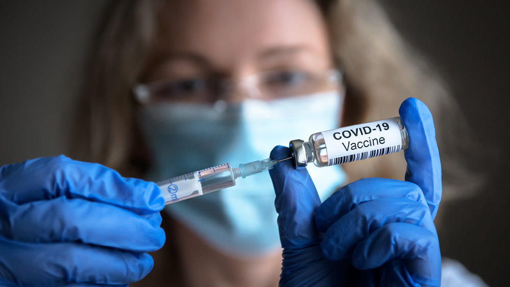 Covid Impfstoff und Spritze