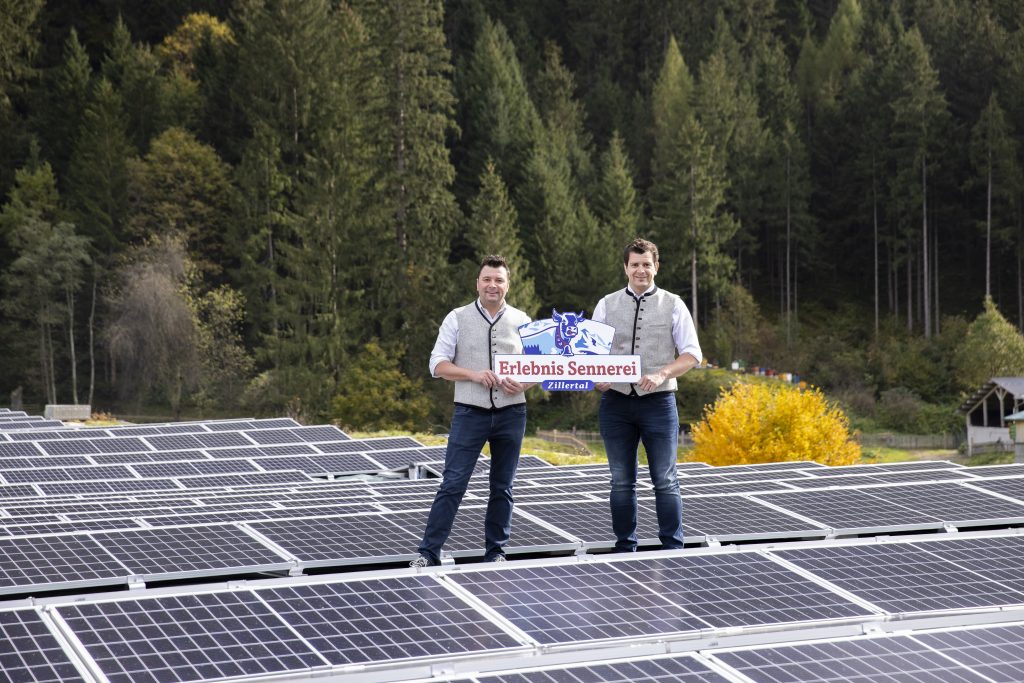 GF Christian und Heinrich Kröll freuen sich über die neue Photovoltaikanlage auf dem Dach der Erlebnissennerei Zillertal