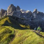 biken_vor_imposanter_bergkulisse_c_idm_suedtirol_hotel_sun_valley.jpg
