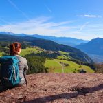 eurohike-wanderreise-suedtiroler-wein-almenweg-voeran-panorama-wanderin