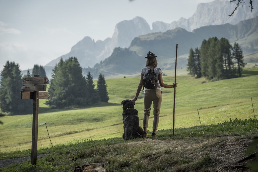 frau_mit_hund_vor_bergkulisse_channes_niederkofler_hotel_steger-dellai_0