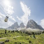 gondelbahn_und_wanderweg_im_sommer_c_idm_suedtirol_hotel_sun_valley.jpg