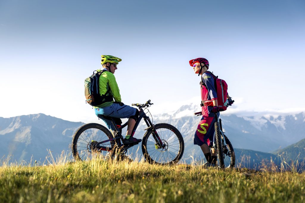 moutainbiken_vor_herrlichem_bergpanorama_c_idm_suedtirol_hotel_sun_valley.jpg