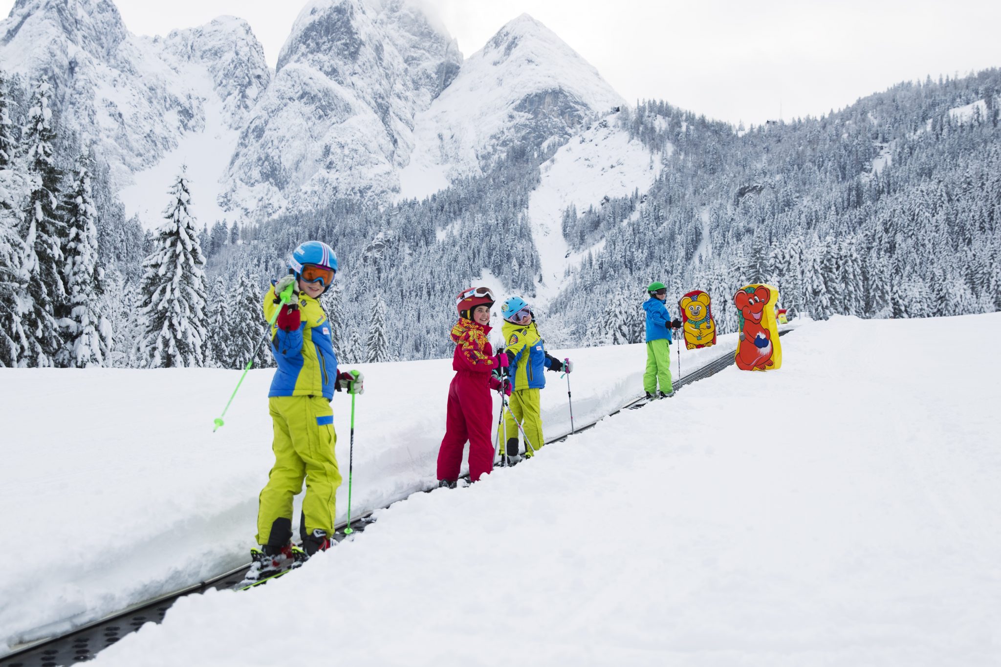 skifahren_bei_traumhafter_aussicht_c_schoepfmandiaon.at_dachstein_west