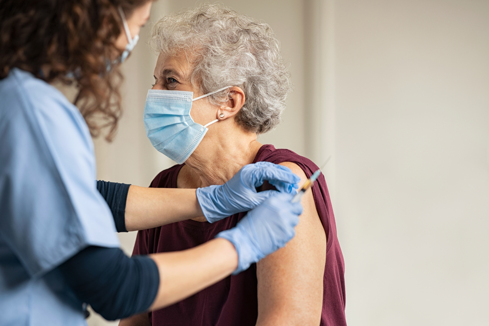 ältere Frau beim Impfen