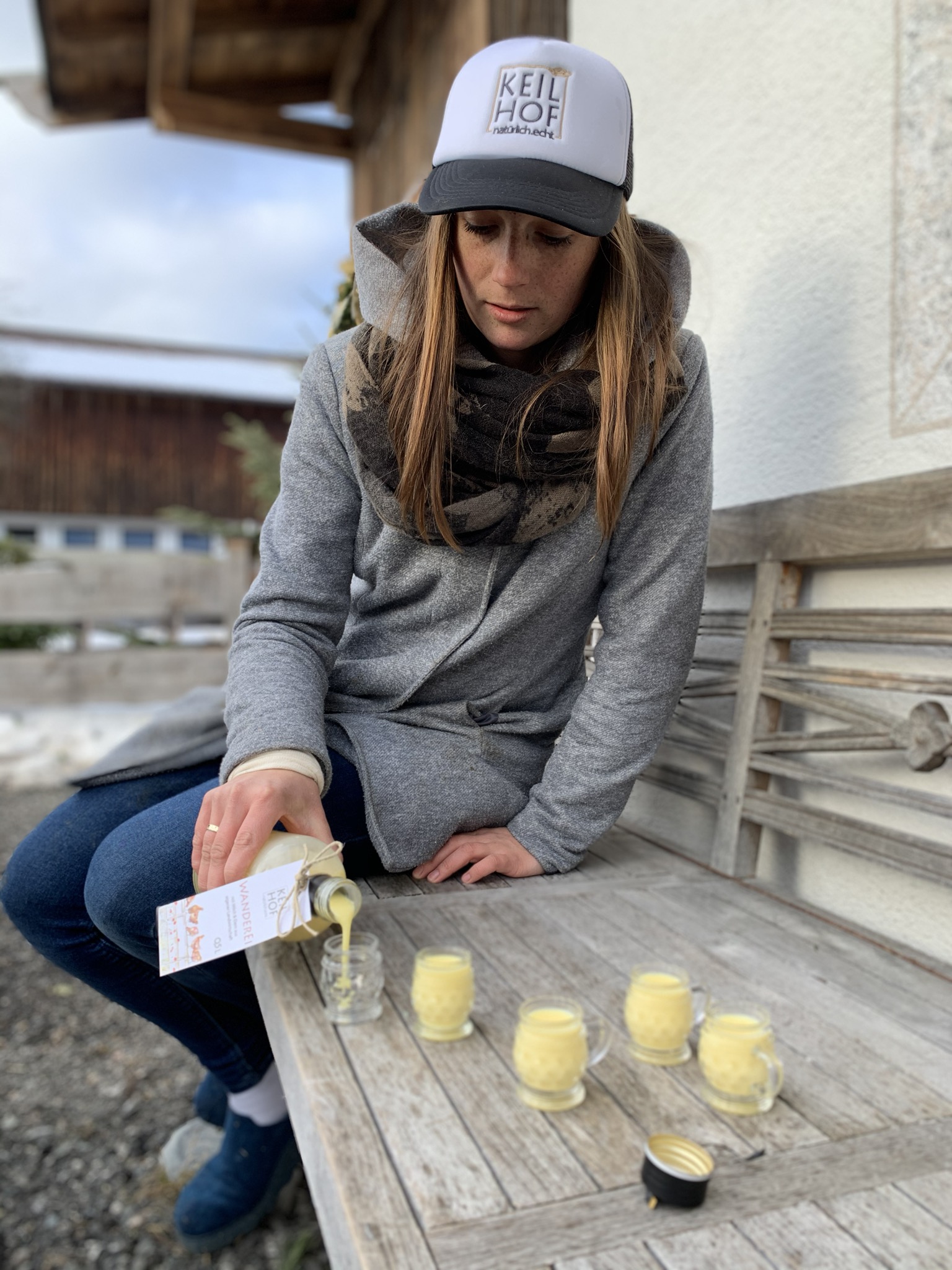 Für den selbst gemachten Eierlikör kommen die Kund*innen von weit her zum Keilhof