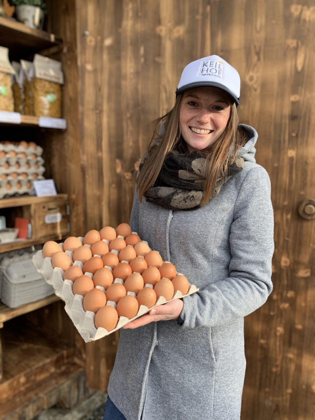Julia Hölzl (26) Jungbäuerin vom Keilhof in Söll mit den Bio-Eiern von den 