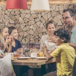 ausgelassene_stimmung_beim_familienessen_c_jan_hanser_mood_photography_alpina_zillertal